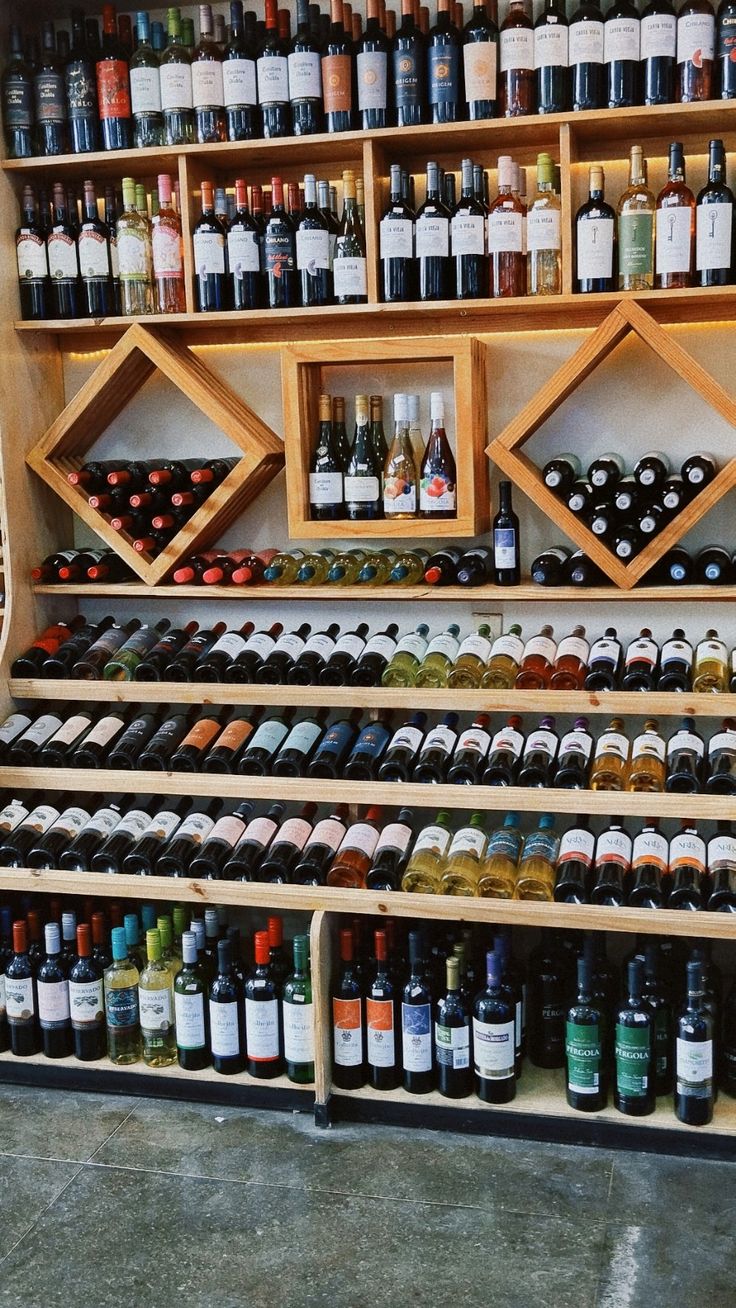 Rayonnages de bouteilles de vin de la CAVE AHOUNDJOEH